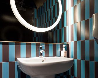 Pangea Pod Hotel - Whistler - Bathroom