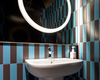 Pangea Pod Hotel - Whistler - Bathroom