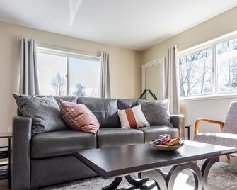 Spacious, bright, convenient to everything in Anchorage! Bonus room! - Anchorage - Sala de estar