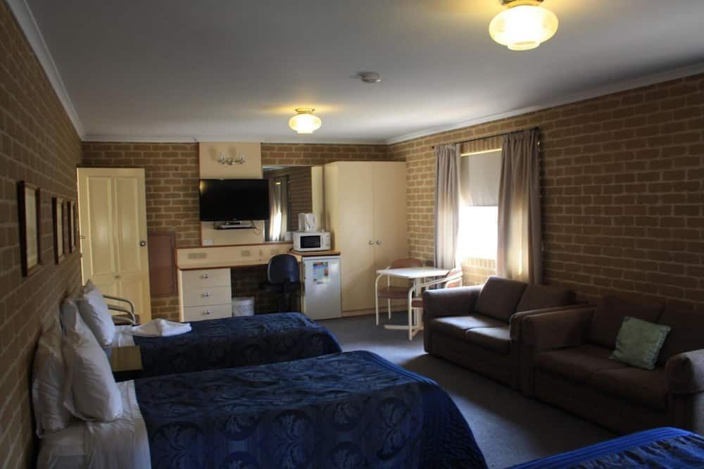 Grand Manor Motor Inn - Queanbeyan - Living room