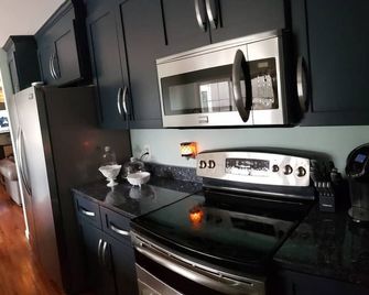 Lakefront Paradise w Private Dock & Stunning Views - Easley - Keuken