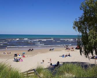 Cozy 3 bedroom cottage, short walk from the beach - Lambton Shores - Beach
