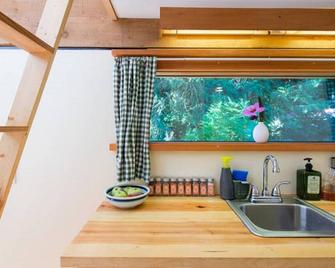 The Micro Cabin In Roberts Creek - 2 Minutes from the Beach! - Roberts Creek - Kitchen
