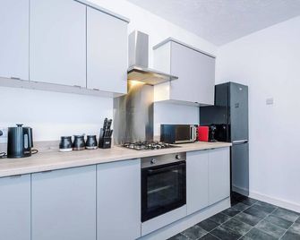 Bright & Comfy 4-Bedroom House 10 mins to City by Rest&Recharge - Mánchester - Cocina