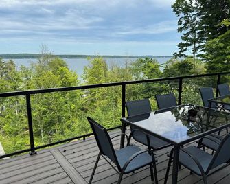 Gorgeous Burt Lake Waterfront Home! - Alanson - Balcony