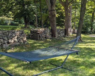 Historic Designer City Getaway - Easton - Patio