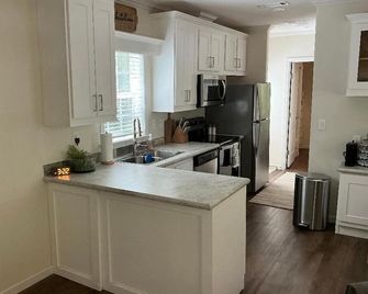 Quaint cottage tucked away in Crystal River. 1bed/1bath. Close to everything! - Crystal River - Кухня