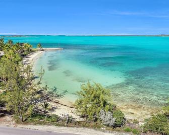 Buttercup Family Cottage beautiful beach, great snorkeling spot across the road - Georgetown - Beach