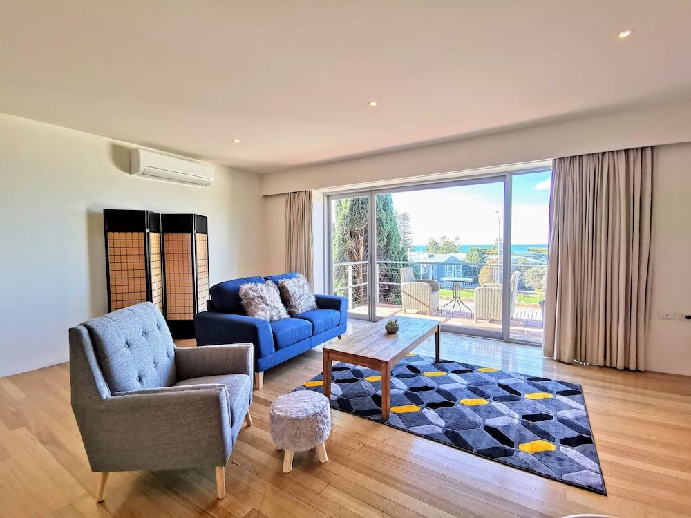 Phoenix Apartments - Lorne - Living room