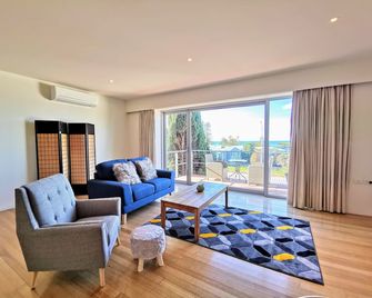 Phoenix Apartments - Lorne - Living room