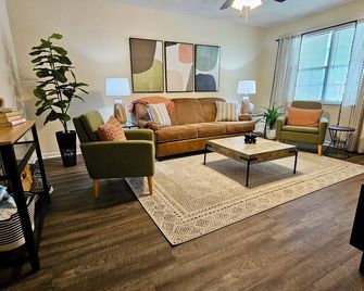 5 Minutes to VSU- Sleeps 5 King Bed 2 baths - Valdosta - Living room