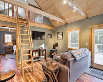 Newly Built Cabin with Hot Tub - 16 Mi to Stowe Mtn! - Morrisville - Sala de estar
