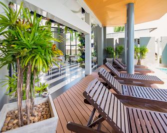 OYO 241 Ratana Hotel Sakdidet - Wichit - Patio