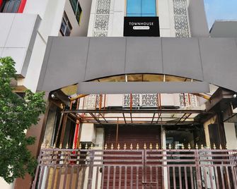 Deluxe Kunwar Aalcajars - Patna - Building