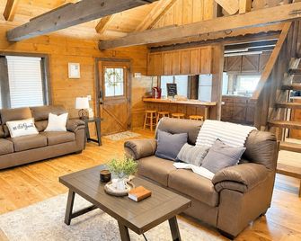 Newly renovated Log Cabin - Anson - Living room