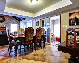 Masterpiece Retreat - a Corporate/Family Retreat- just 3-5 min to Strip/Airport - Spring Valley - Comedor