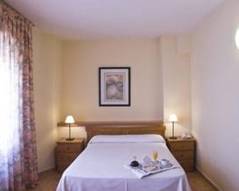 Apartamentos Resitur - Seville - Bedroom