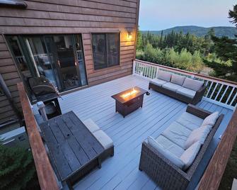 Bear Mountain Lodge - Maine - Guest Lodge - Robbinston - Balcony