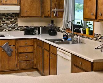 Private 3 Acre House + 30 amp Hookup. - Boardman - Kitchen