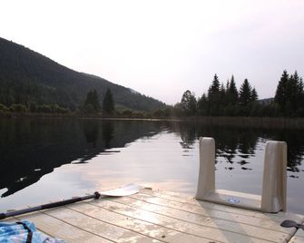 Log Chalet with private lake in the wilderness area - Cherryville