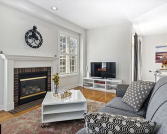 The cozy corner house in the Richmond Hill - Richmond Hill - Living room