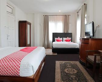 OYO 1407 Hotel Amali Syariah - Bukittinggi - Ložnice