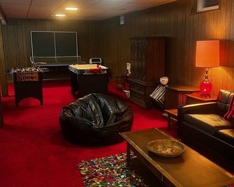 Groovy 1970s Home in central Indiana with basement full of entertainment! - Carmel - Lounge