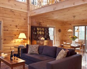 Pristine Mountaintop Log Cabin in Pine Forest, 1.5 Miles to Town! - Woodstock - Living room