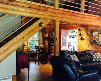 Cozy Mountain Cabin with pond one mile from the Blue Ridge Parkway - Little Switzerland - Living room