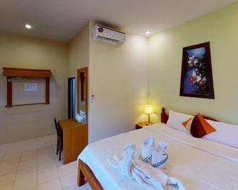 Front Beach Hotel - Pran Buri - Bedroom