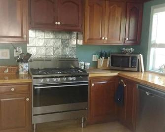 5 Bedroom, 2.5 bath, 1 block walk to beach; original Sea Girt house. Sleeps 9. - Sea Girt - Cocina