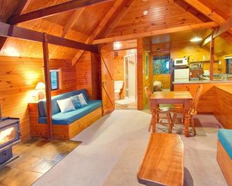 Yellow Robin Cottage: Mt Glorious Getaways - Mount Nebo - Living room