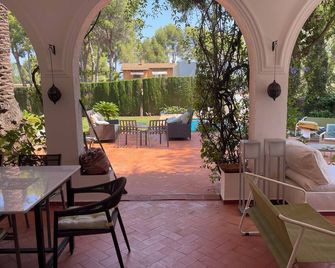 House with Alma and swimming pool five minutes walk from the sea! - Denia - Patio