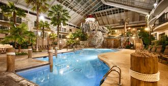 Best Western Plus Lamplighter Inn & Conference Centre - London - Πισίνα