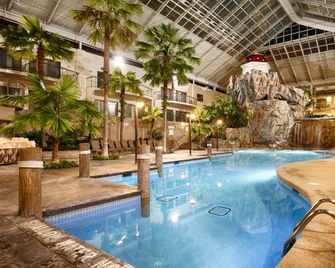 Best Western Plus Lamplighter Inn & Conference Centre - London - Pool