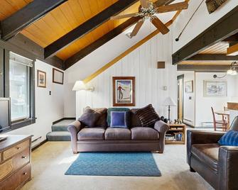 Budget-friendly second floor condo with pool & hot tub - great for adventurers - Big Sky - Sala de estar