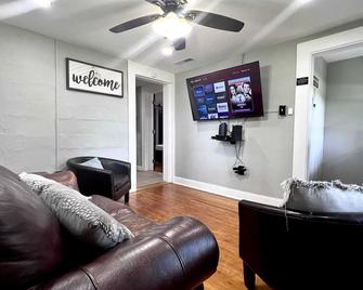 Tiny House w/ 1st Class Amenities- 12 Min to CLT - Mount Holly - Sala de estar