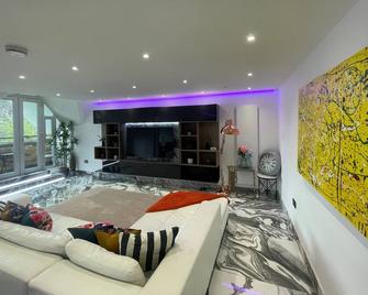Modern and Stylish Penthouse Apartment next to Maidenhead Golf Course - Maidenhead - Living room
