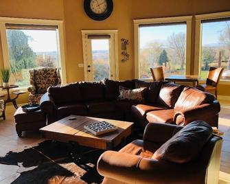 Hidden Meadow Vacation Retreat - Moses Lake - Living room