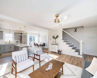 The Golden Jewel, Game Room, Fire Pit and Deck! - Madison Heights