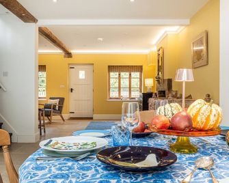 Beautifully presented dog friendly holiday cottage - River Cottage - Winchcombe - Dining room