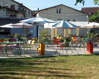 Homestay in an old farmhouse in the countryside - Lamothe-Capdeville - Patio