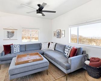 Closest To Park Entrance, Stars, Private - Wkndr Starside - Twentynine Palms - Pokój dzienny