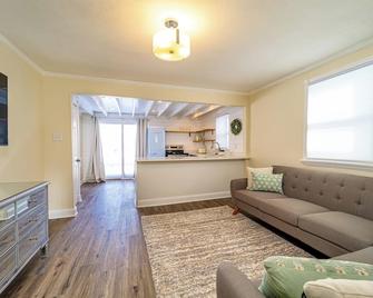 Stylish 2BR n Old Town Greenwood - Greenwood - Living room