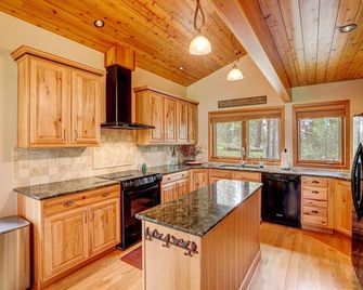 Cozy cabin in the heartland of outdoor recreation for every age and ability. - New Meadows - Kitchen