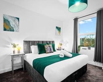 Luxury One Bedroom - Fast Wifi - Netflix - On Street Parking 2br - Birmingham - Bedroom