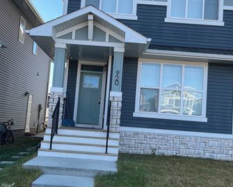 Cozy Private Room in a Family Home with Private Washroom. - Chestermere - Bâtiment