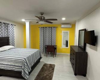 Gentlemen's Suite - 3 Bedroom - Albion - Bedroom