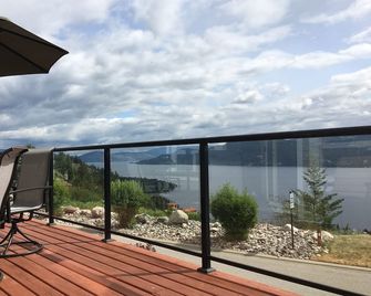 Off season rates. Fantastic view, fire table, hot tub open every weekend - Fintry - Balcony