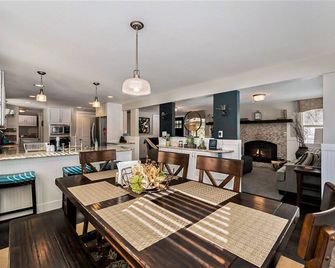 Colorado Mountain Getaway Retreat - Idaho Springs - Dining room